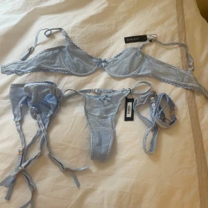 Lounge set - Helt oanvänt loungeset med lapparna kvar. Bh i strl 75B och trosor i xs. Säljer hela setet tillsammans. Ljusblå med vita prickar 💙🤍