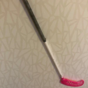 Salming Tourlite F27  -  Säljen en Salming Tourlite Right Den är lång 100 cm.  Det är näst intill nytt blad. har också ett left blad om du vill ha det istället.