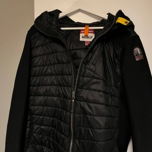 Svart jacka från Parajumpers - Säljer en svart jacka från Parajumpers, säljer den efter som jag har fått en ny jacka. Perfekt jacka till våren den är inte för kall och inte för varm. Riktigt bra skick på jackan eftersom jag har inte använt den så mycket. Ny pris är 4500. Jackan är köpt från care of carl. Skriv i DM för mer frågor eller bilder