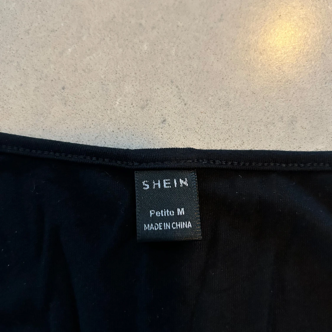 Svart urringad topp - 2