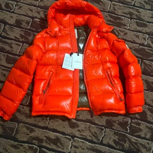 Orange monclear maya jacka - Monclear Maya jacka. Fick den som present och ser upp för att sälja den eftersom jag inte använder inte den och har bara använt den en gång. Jag säljer den billigare än vad en vanlig kostar för vill få bort den frågor osv skriv pv