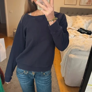 Svart sweatshirt - Svart tröja som passar till allt, lånade bilder☺️