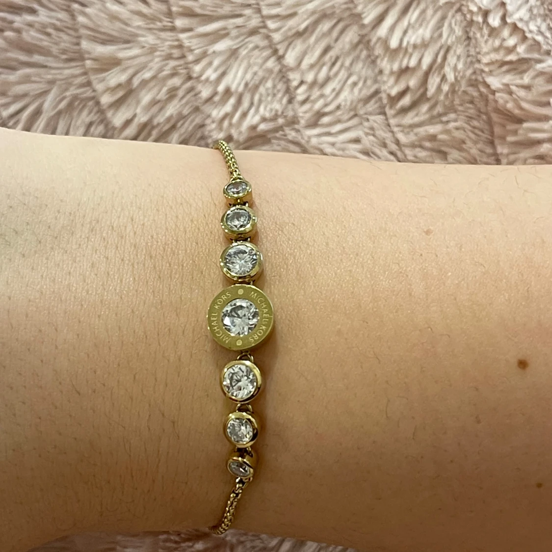 Guldarmband med kristaller