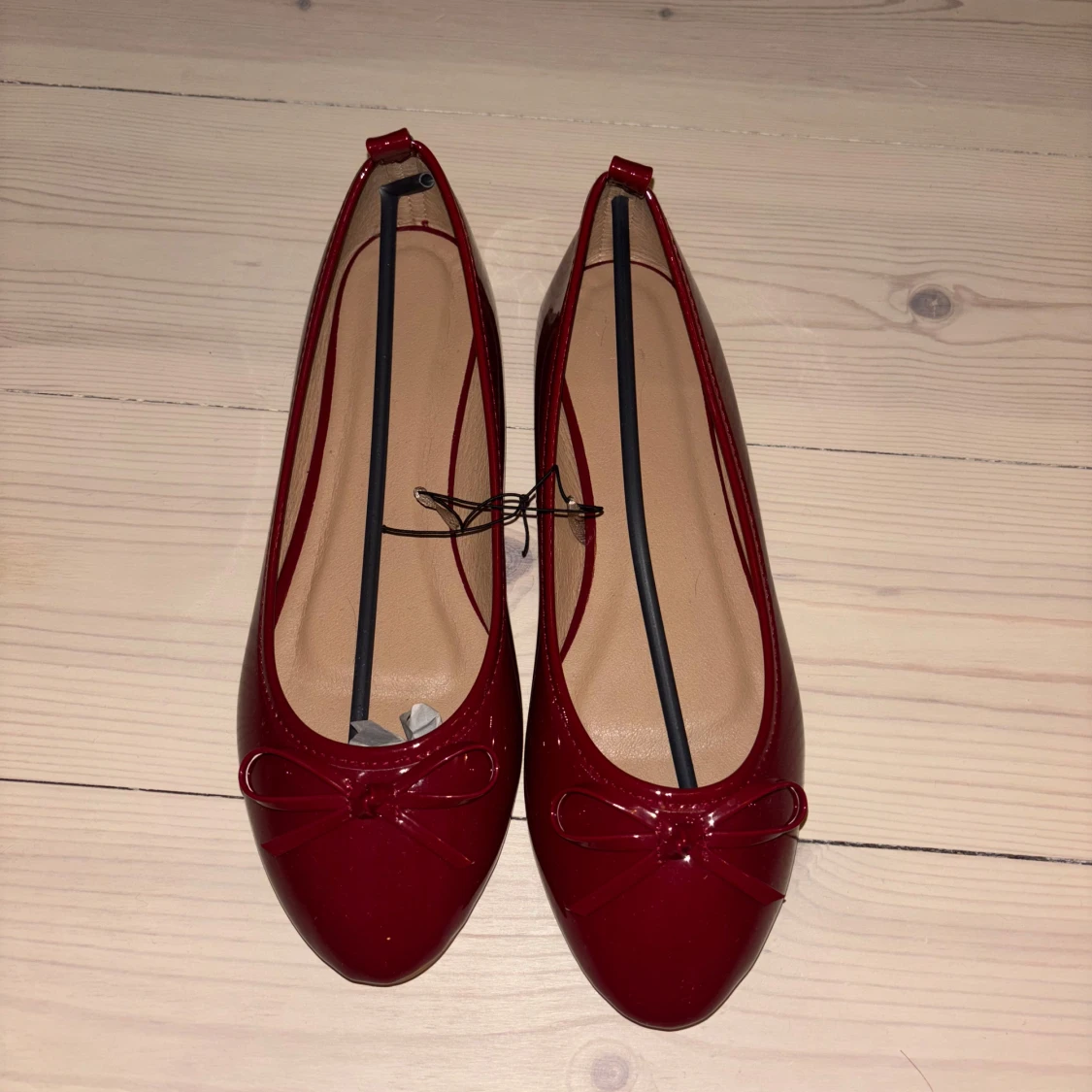 Röda ballerinaskor med rosett