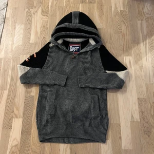 Stickad/fodrad cardigan från Superdry  - Tjena! Säljer en as fet stickad/fodrad cardigan från Superdry, otroligt skön nu till vintern, as fet passform, skick 10/10 inga defekter ingenting, priset kan diskuteras🙌