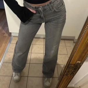 Low/mid waist jeans zara - Säljer dessa näst intill oanvända jeansen från zara! Lite bredare i modellen och går under naveln. Inte kommit till användning då det inte är min stil! 😇