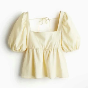 Söt gul top - säljer denna super söta topp i från hm, köptes i somras och är endast använd några gånger, skriv för egna bilder💘