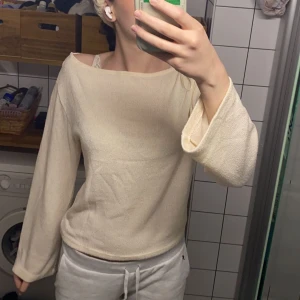 Beigerosa stickad tröja  - Tröjan är lite off the shoulder