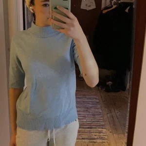 Ljusblå stickad polotröja - Knappt använd, lite skrynklig eftersom den legat i garderoben men fixar det vid köp 👍