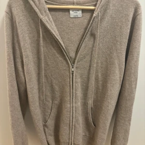 John Henric Kashmirhoddie M Zip - John Henric Beige Kashmir Hoodie                       Storlek M. | 9/10 skick, sparsamt använd.                            Nypris 2499                                                                    Bara höra av dig vid fler frågor/bilder📩 