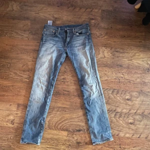 Ljusblåa Levis 511 - Säljer mina Levis 511 som har använts ett tag men har fortsatt bra kvalité. De är 34 i längden och 31 i midjan. 
