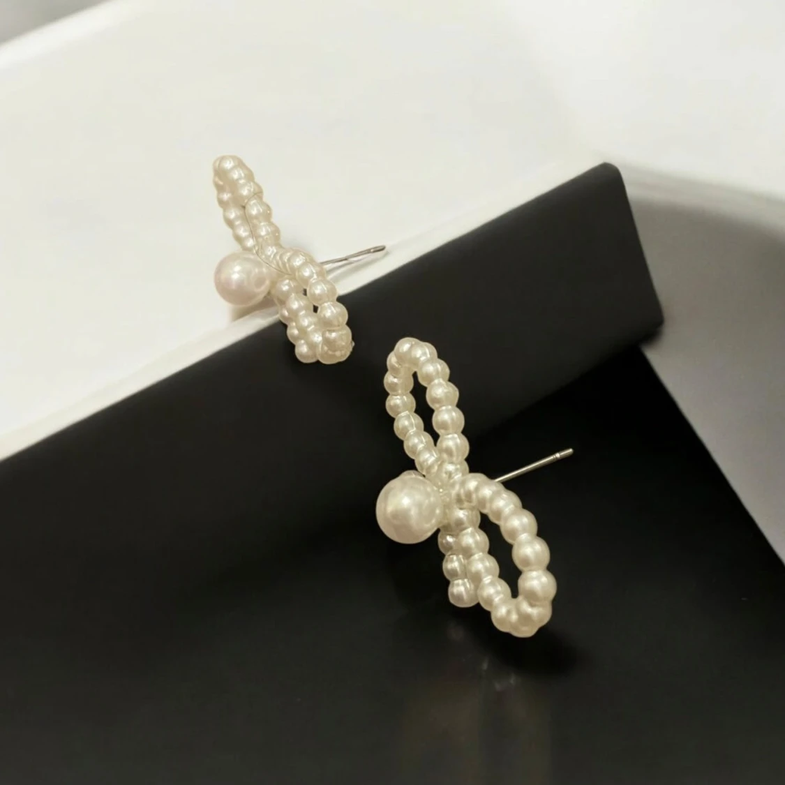 Örhängen med pärlor i rosettform - 1