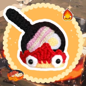 Calcifer Nyckelring 🔥🥓🍳 - Supergullig virkad Calcifer från "Howl's Moving Castle" med bacon och ägg i stekpanna. Passar perfekt att hänga på väska, ryggsäck eller nyckelknippa! 💌 Frakt 18kr via swish eller använd KÖP NU! Postas inom 5 dagar efter betalning ✨