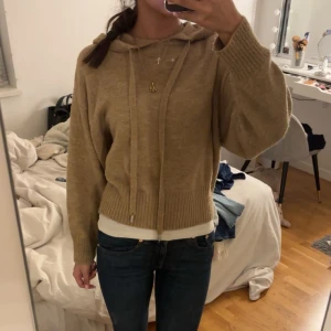 Beige stickad hoodie - Säljer en mysig beige stickad hoodie med långa ärmar och dragsko i huvan. 🥰skriv om de finns ytligare funderingar 