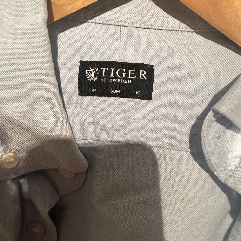 Snygg ljusblå skjorta från Tiger of Sweden i slim fit. Skjortan har långa ärmar och klassiska knappar framtill. Perfekt för en stilren look.. Paidat.