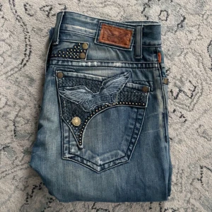 Robins Jean - Riktigt feta robins. Midja 42cm längd 107cm benöppningen 23cm. Mycket bra skick i en äldre modell, jag säljer för att de var för stora för mig. Jag försöker endast få tillbaka mina pengar då jag köpte för detta priset. Priset är förhandlingsbart men inte super mycket för jag vill inte förlora så mycket.