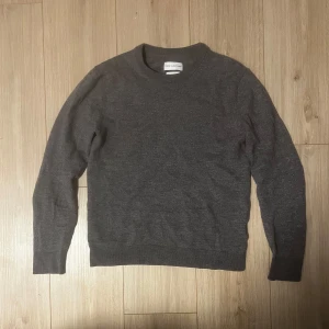 Grå merinoulltröja från These Glory Days - Säljer en stilren grå tröja från These Glory Days i lyxig merinoull. Nypris på 800kr, mitt pris 399. Tröjan är i nyskick och användning syns knappt. Hör av er vid funderingar eller intresse!