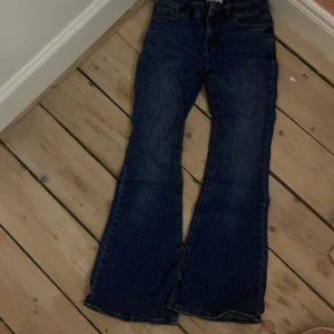 Jeans blåa Lindex - Köpte d p Lindex men fick samma byxor i julklapp! Har andvänt dem 1-2 gånger!