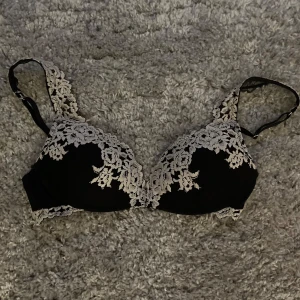 Intimissimi bh - Svart och vit bh från intimissimi i storlek 75b, säljer då den va för liten när jag köpte den här på Plick💕princip aldrig använd så den är i bra skick💕