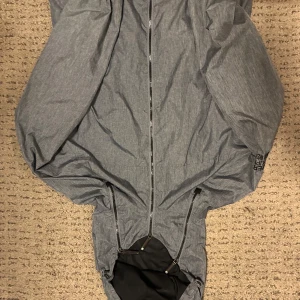 Grå vindjacka från Superdry - Säljer en grå vindjacka från Superdry med dragkedja. Jackan har en stilren design och är perfekt för blåsiga dagar. Den är tillverkad i syntetmaterial och har en diskret logga på ärmen. Storlek m-l. Ingen frakt utan avhämtning i Göteborg!