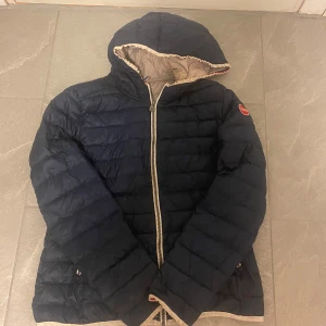 Colmar jacka - Säljer en jätte fin marinblå Colmar jacka. Passar för både killar & tjejer.