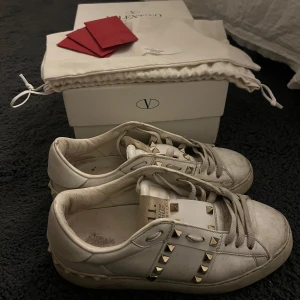 Valentino skor - Säljer ni mina älskade älskade valentino skor! Väldigt använda därav priset, ni ser defekterna på bilderna. Kan även skicka fler bilder mer noggrant! Dock tycker jag inte defekterna märks när skorna är på. Storlek 35,5 på skorna men har töjt ut skorna hos skräddare så dom passar mig som har 37/38 i vanliga fall. Har dustbag, box och extra nitar samt älthetsbevis! Bara fråga om ni undrar något 🩷😇gör rent skorna mer noggrant innan jag skickar dom!