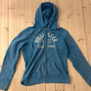 Blå zip-up hoodie från Hollister - Blå zip-up hoodie från Hollister! Säljer då den ej kommer till användning 💕