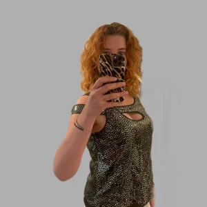 Karen Millen party top I M-L UK 12 I new with tags - Snygg glittrig svart topp från River Island med paljetter och unik cut-out design. Perfekt för en kväll ute eller fest. Toppen har en ärmlös stil med en modern twist.