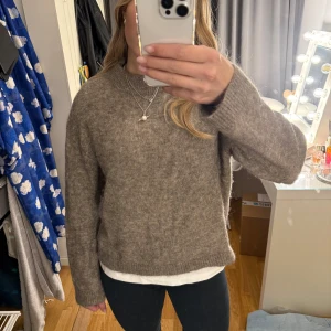 Brun stickad tröja - Superfin stickad tröja i alpackablandning från hm i storlek S, endast använd ett fåtal gånger!