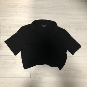 Svart croppad topp från Rachel Zoe - Ser ut som en fintröja men croppad