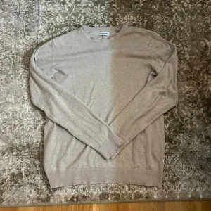 Beige sweatshirt från Jack & Jones - Säljer en skitsnygg stickad beige sweatshirt från Jack & Jones. Tröjan är aldrig använd och har bara legat i min garderob. Tröjan är storlek L men passar även M!🤝 Nypris på tröjan ligger runt 500 och mitt pris är 299kr! Hör av dig vid några funderingar eller fler bilder! 🙌🍾