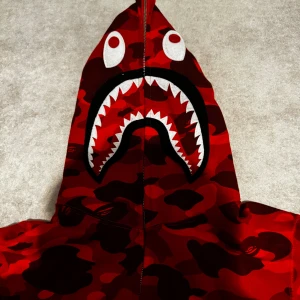 Bape tröja - Använd men i jätte bra skick. unisex tröja. extremt sällsynt/ svar att hitta för ett bra pris. Säljs online billigast för 6500kr.