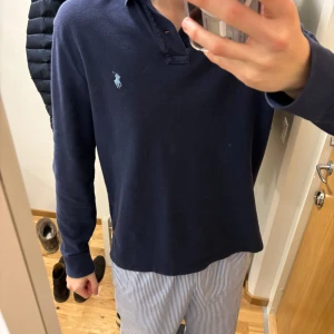 Ralph Lauren Långärmad Piké - Ralph Lauren Långärmad Piké🟦                     Storlek M | 9/10 skick, väldigt fint omhändertagen!                                             Hör gärna av dig vid mer frågor/bilder📩