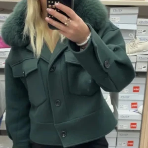 Meotine jacka  - Säljer nu min mörkgröna meotine jacka, perfect till lite kyligare väder, men även nu när våren börjar titta fram! Inga defekter.