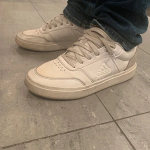 Park street shoes adidas - Säljer ett par vita sneakers från Adidas med klassisk design och snörning. Skorna har en diskret logga på sidan och är tillverkade i syntetmaterial. Perfekta för en avslappnad stil. Jag säjer dom för dom är för små. Dom är i storlek 42, har använt dom i en vinter , dom är väldigt snygga, men dem är för små för mig. Hör av dig vid minsta fundering! Nypris 829 kr!💯
