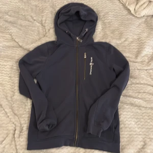 Mörkblå Sail Racing zip up - Säljer min mörkblåa sail racing zip up under en garderobsrensning