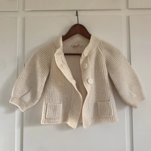 Stickad kofta - Stickad kofta i fint skick! Inga defekter och passar xs 