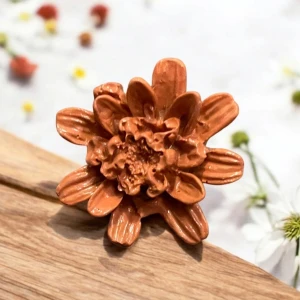 Blomformad ring  - Unik ring i form av en blomma med detaljerade kronblad i orange. Perfekt för att ge en naturlig och elegant touch till din stil. Ringen är justerbar,