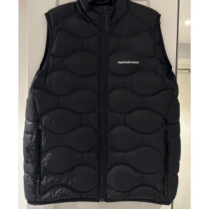 Peak performance Väst  - Svart peak performance väst som passar till fina tillfällen men även vanliga ute häng, perfekt till våren! Västen är i modellen jr helium down vest och är köpt på kids brand store. Finns kvitto vid intresse! Enbart använd en gång. 
