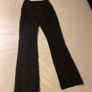 Kostymbyxor - Använda en gång, från BikBok. Bootcut. 