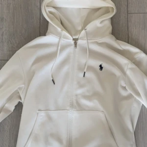 Ralph Lauren Hoodie - Säljer nu denna as feta Ralph Lauren hoodien, vilket endast använts ett fåtal gånger.   Skriv till mig vid funderingar🙏