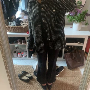 Svartvit randig jacka - Snygg svartvit randig jacka med knappar framtill. En fin vårjacka som inte används mer än 2 gånger