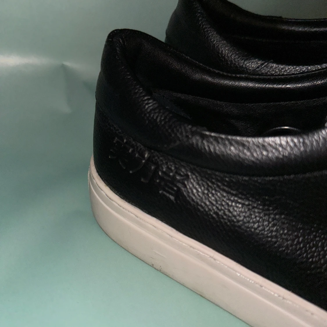 Svarta sneakers med vita sulor - 3