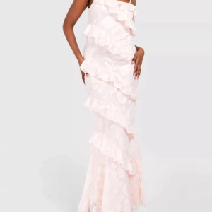 Ljusrosa långklänning med volanger - Ljusrosa långklänning med volanger, perfekt inför balen! Endast testad!🫶🏻