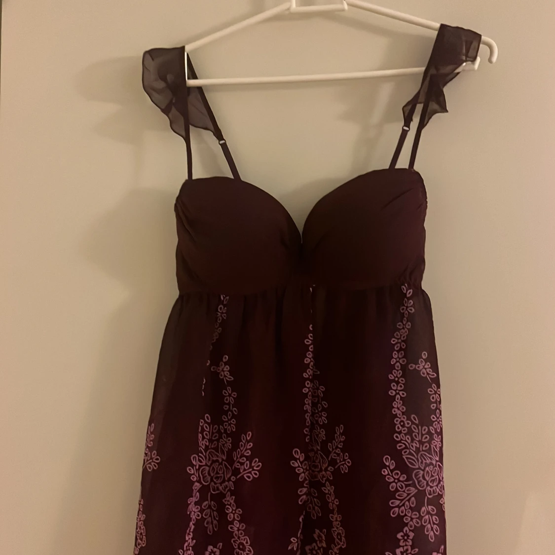 Vinröd nuisette med blommigt mönster - 3