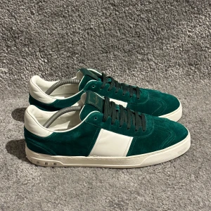 Valentino Flycrew Skor - Tja säljer nu dessa extremt snygga valentino flycrews i storlek 44,5. Dem är i nästintill nyskick och dustbags medföljer. Hör av er vid frågor eller funderingar:)