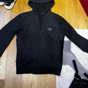 Prada cardigan - Tja säljer nu min prada cardigan då den börjar bli för liten för mig! Skriv för mer info!