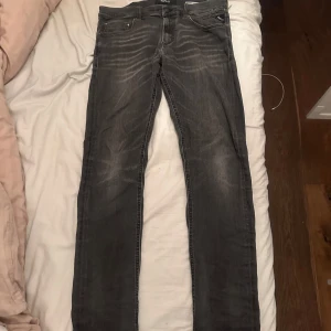 Replay Jeans  - Dem är i fint skick och jag har knappast använt dem för dem är för ”baggy” för mig. Storlek 32 och priset är diskuterbart vid snabb affär 