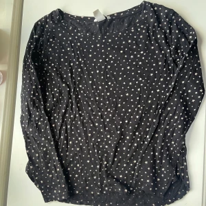 Svart långärmad tröja med stjärnmönster - Snygg svart långärmad tröja med stjärnmönster. Perfekt till jeans eller kjol. Så skön och bekväm!