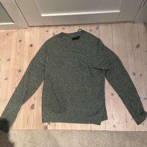 Grön stickad tröja från Vero Moda - Säljer en mysig grön stickad tröja från Vero Moda. Tröjan har långa ärmar och en klassisk rund halsringning. Perfekt för kyligare dagar och enkel att matcha med olika outfits. Strl M, pris 55kr. Original pris 299kr.